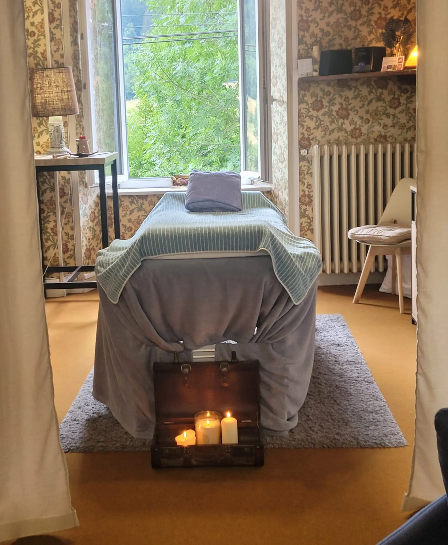 Table de soin préparée dans le cabinet