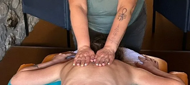 Massage de bien-être du dos dans une ambiance douce